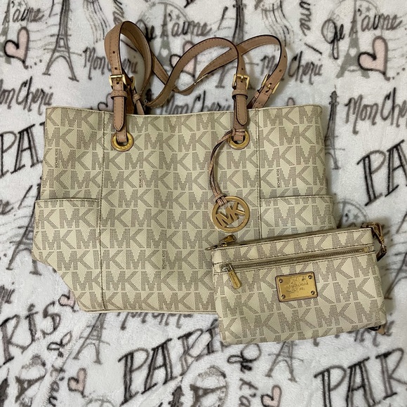 Michael Kors Handbags - MK purse and wristlet 🤍